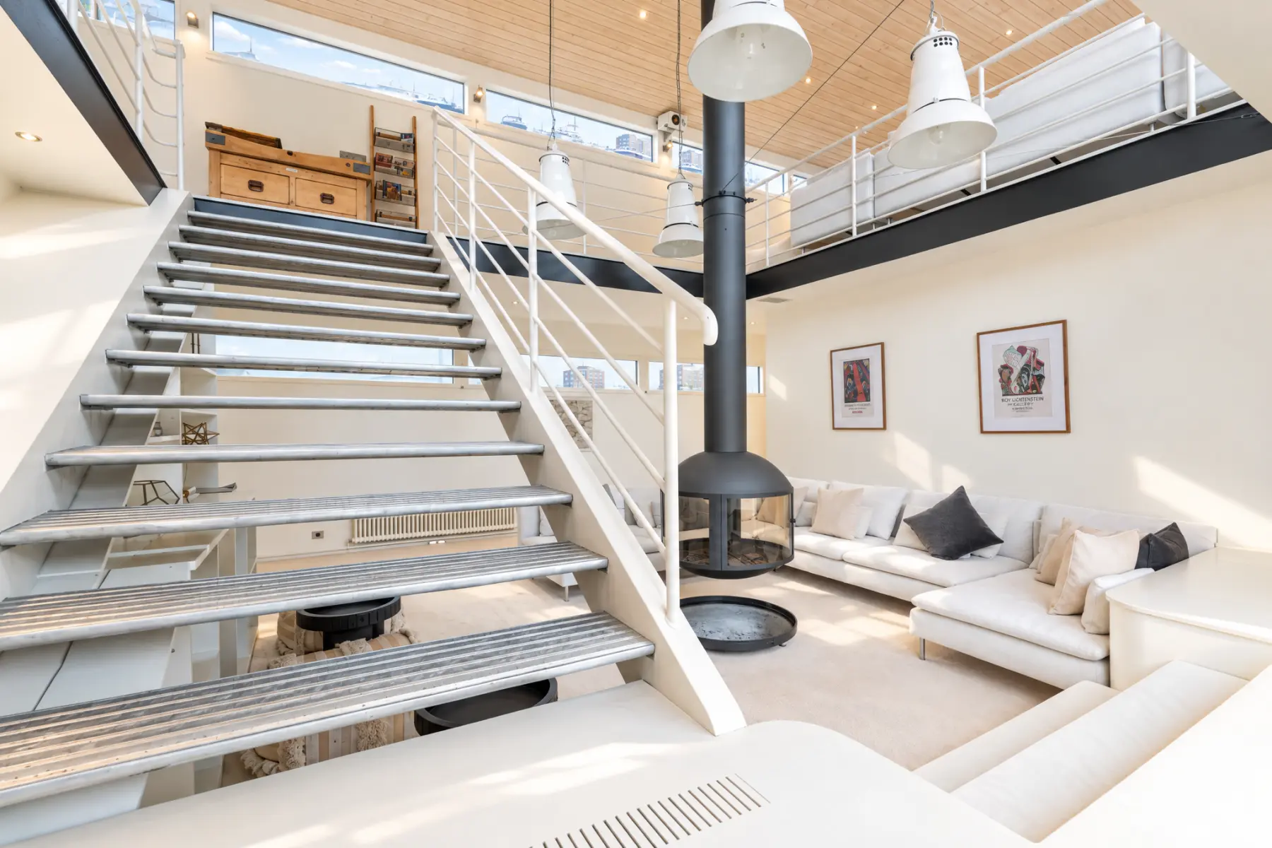 Britain's biggest houseboat in London Bridge